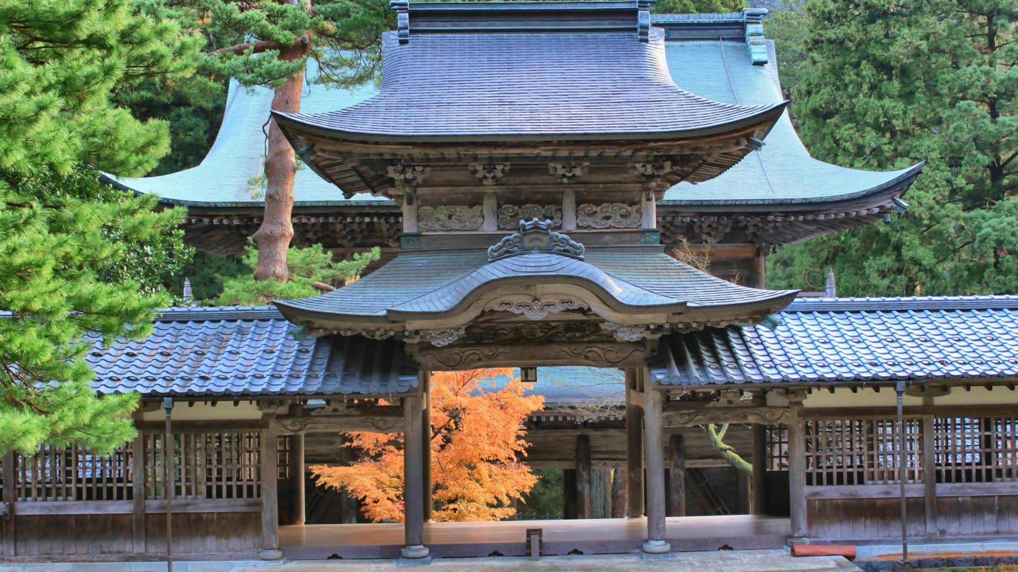 【永平寺】秋には紅葉も美しく、観光客が後を絶たないほど。