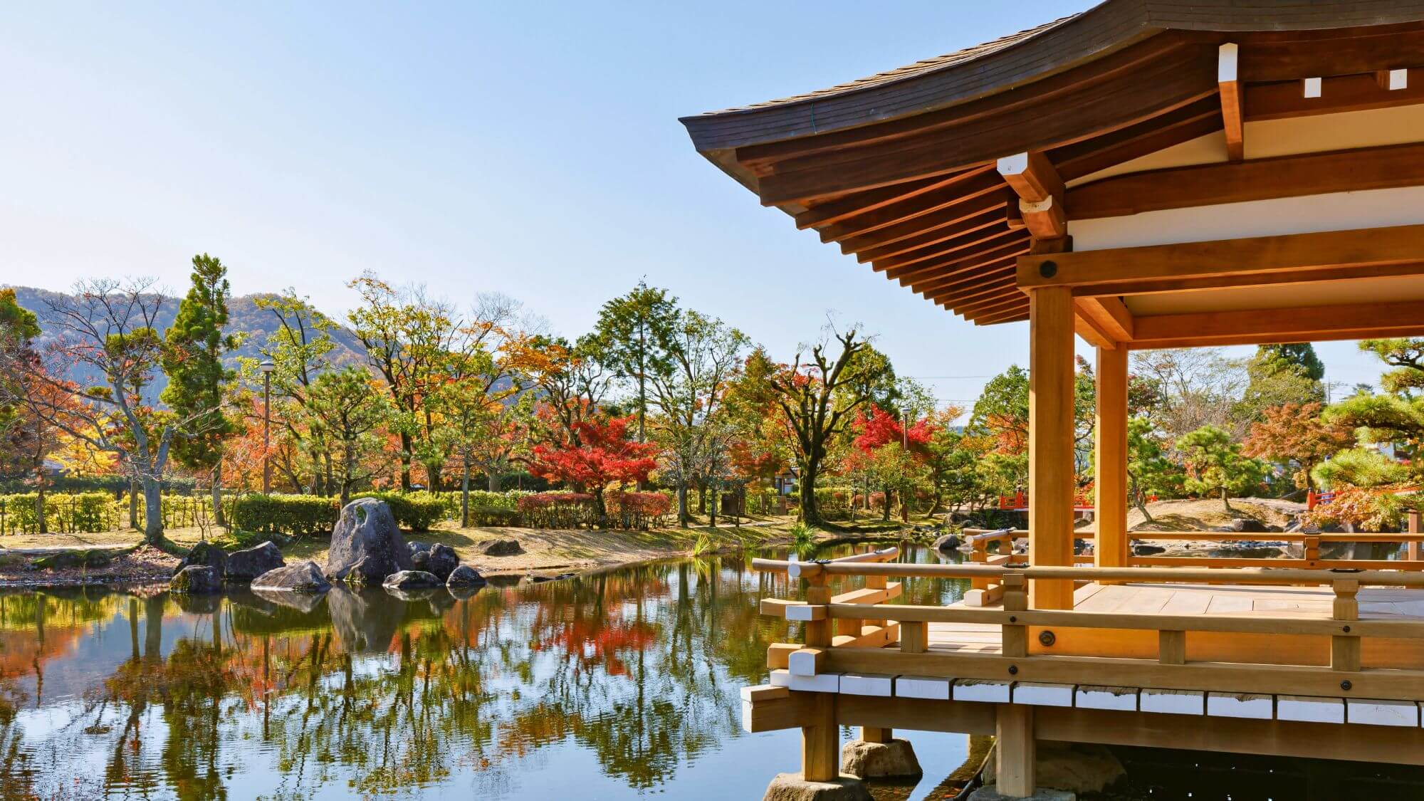 【紫式部公園】園内には紫式部の像や、平安時代の貴族の住居を模した寝殿造の釣殿、藤棚などがあります。