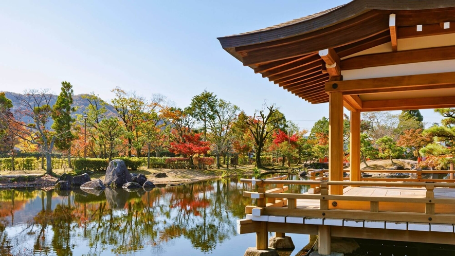 【紫式部公園】園内には紫式部の像や、平安時代の貴族の住居を模した寝殿造の釣殿、藤棚などがあります。