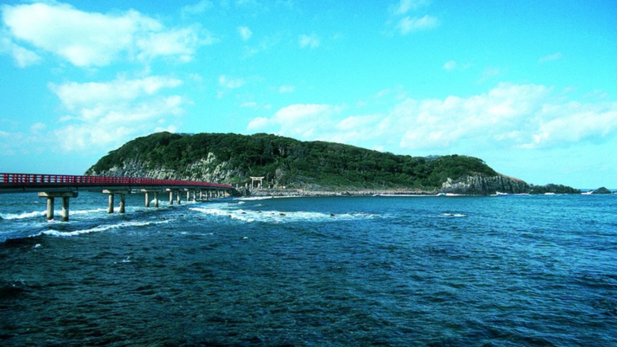 東尋坊の沖合にある無人島「雄島」までは全長224ｍの橋がつながっています