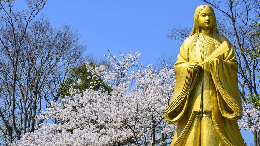 【紫式部公園】紫式部と源氏物語の世界を体験する公園。春には桜と藤の花のトンネルが見事です。