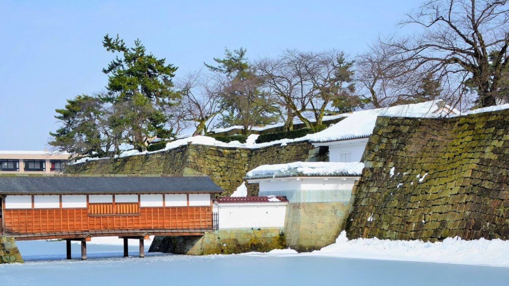 【福井城址】お車で約45分。福井の名の起こりとなった「福の井」と呼ばれる井戸跡が天守台下にあります。