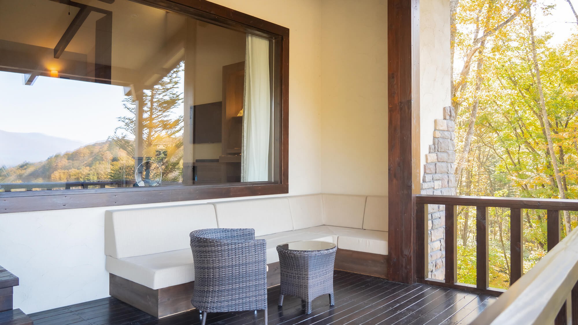 ヴィラスイート／浅間山を一望できる特別な客室。高級感溢れる贅沢なスイートルーム