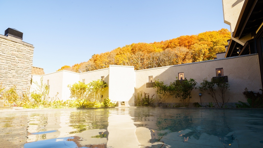 本館2F 温泉／KOMOREBI（露天風呂）／心を潤す秋の紅葉と心あたたまる温泉で癒しのひとときを