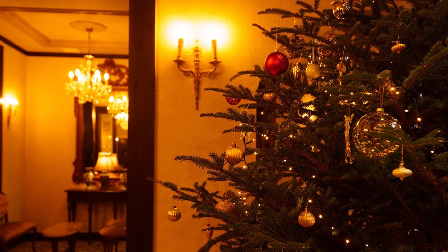冬季の間は本館ロビーの扉をくぐると大きなクリスマスツリーが皆様をお出迎えします