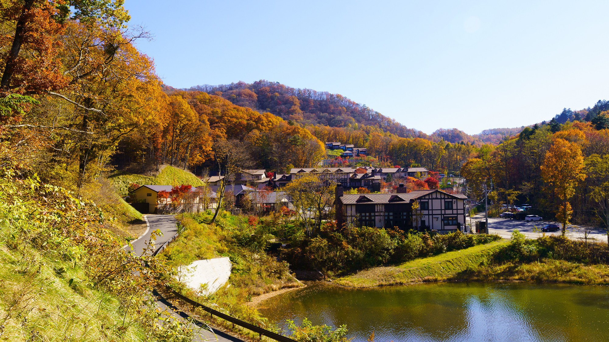 本館／外観／見渡す限りの美しい軽井沢の景観も秋には表情の異なる顔に。非日常の休日をお愉しみください