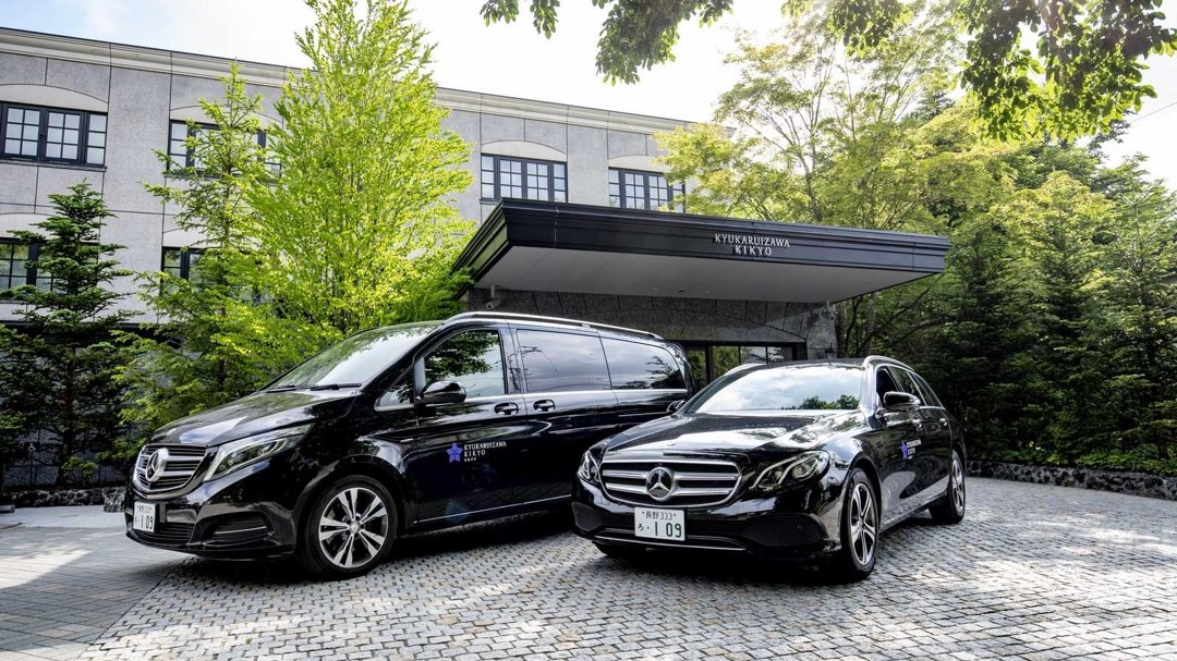 軽井沢駅とホテル間の送迎は専用送迎車のメルセデス・ベンツ（EクラスまたはVクラス）にて随時承ります