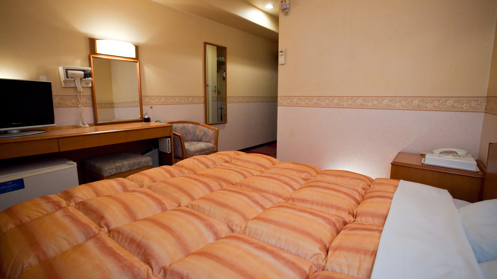 別館ダブルルームの一例です。ベッドはキングサイズを使用。