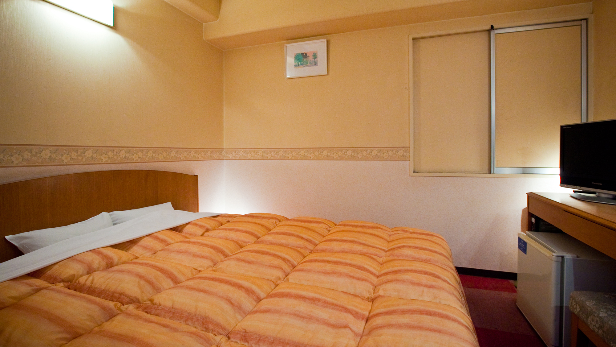 別館ダブルルームの一例です。ベッドはキングサイズを使用。