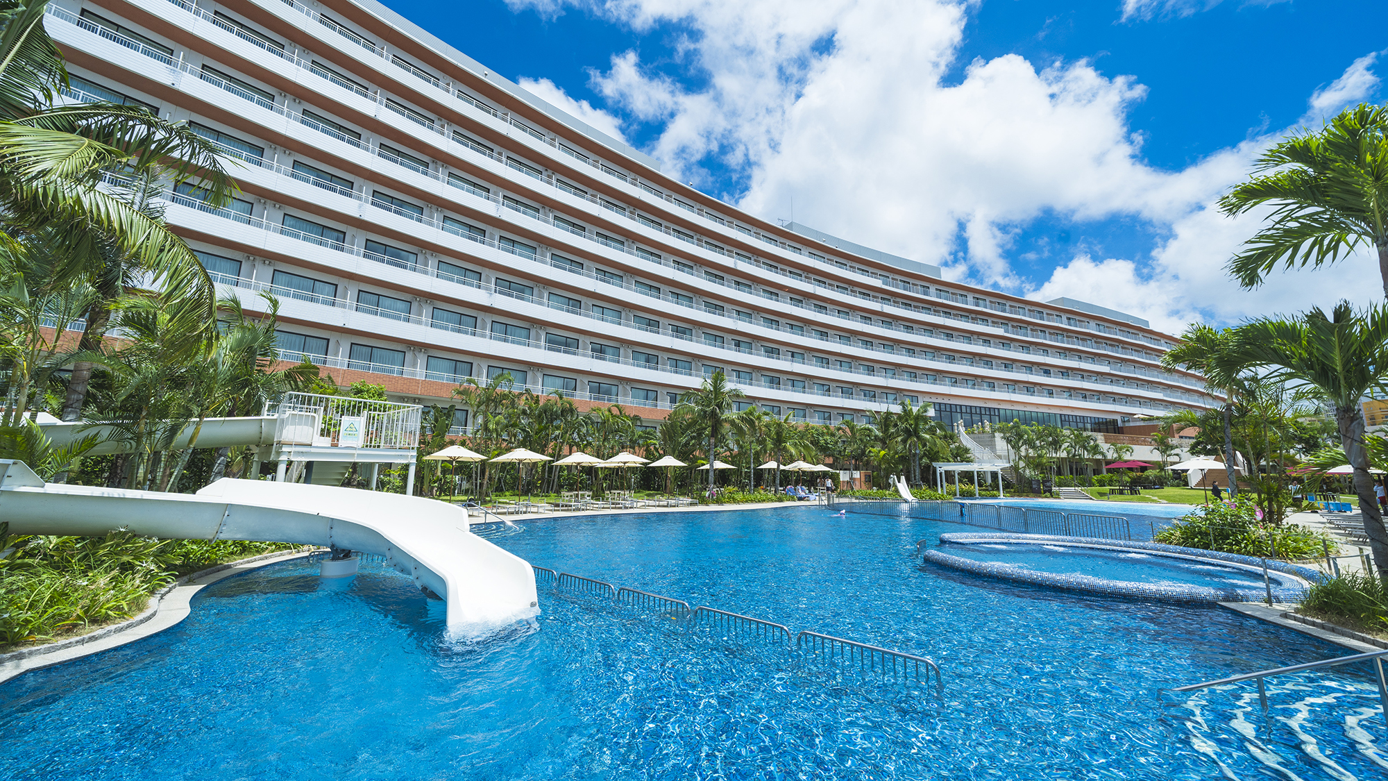 ★隣接するヒルトンの屋外プールもご利用いただけます！【ラグーンプール・季節営業】