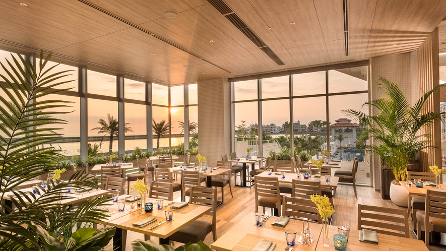 【マティーラ】大きく開放的な窓から美しい北谷の海が目の前に広がるレストラン。