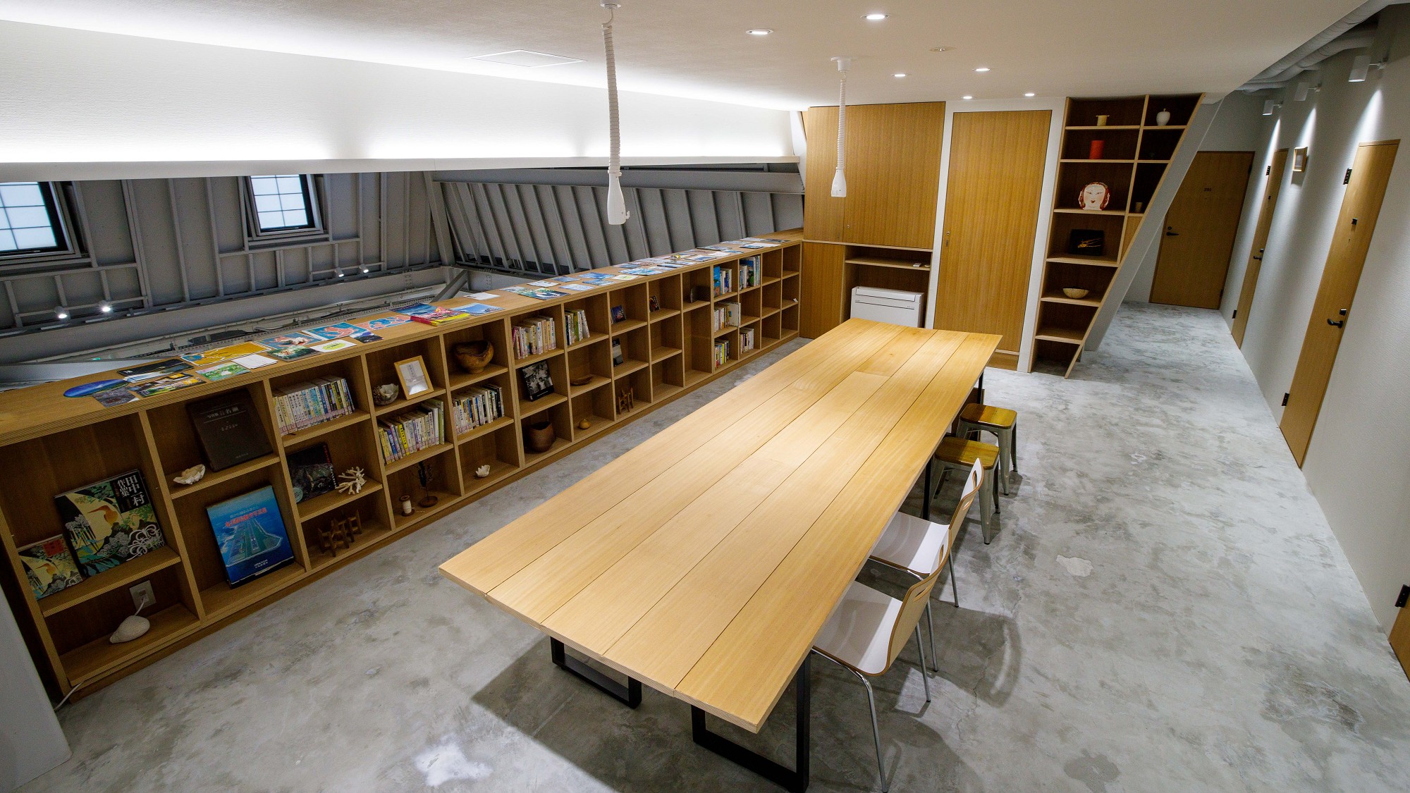 【パブリック２階】奄美に関連する本・雑誌・写真集を取り揃えております。