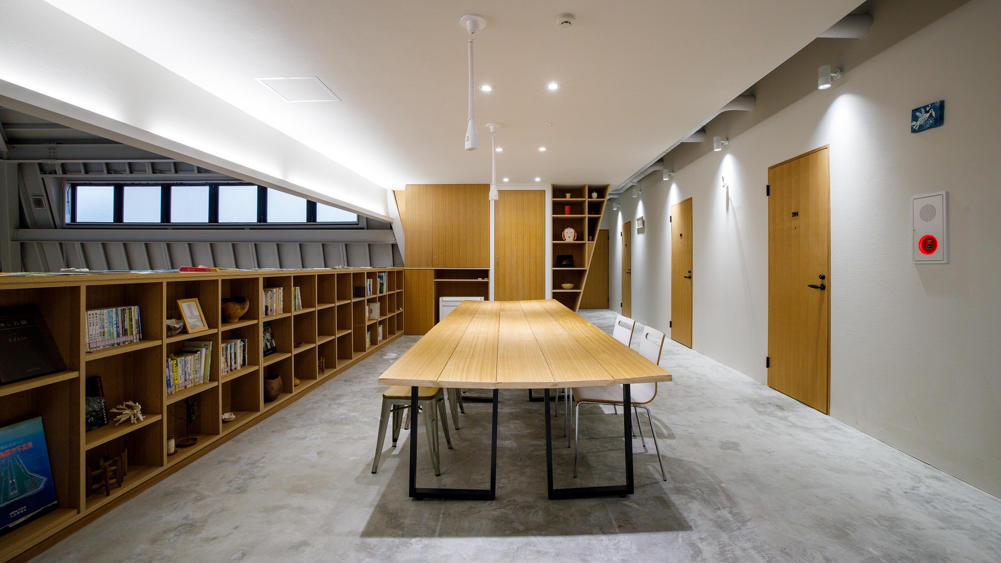 【パブリック２階】奄美に関連する本・雑誌・写真集を取り揃えております。