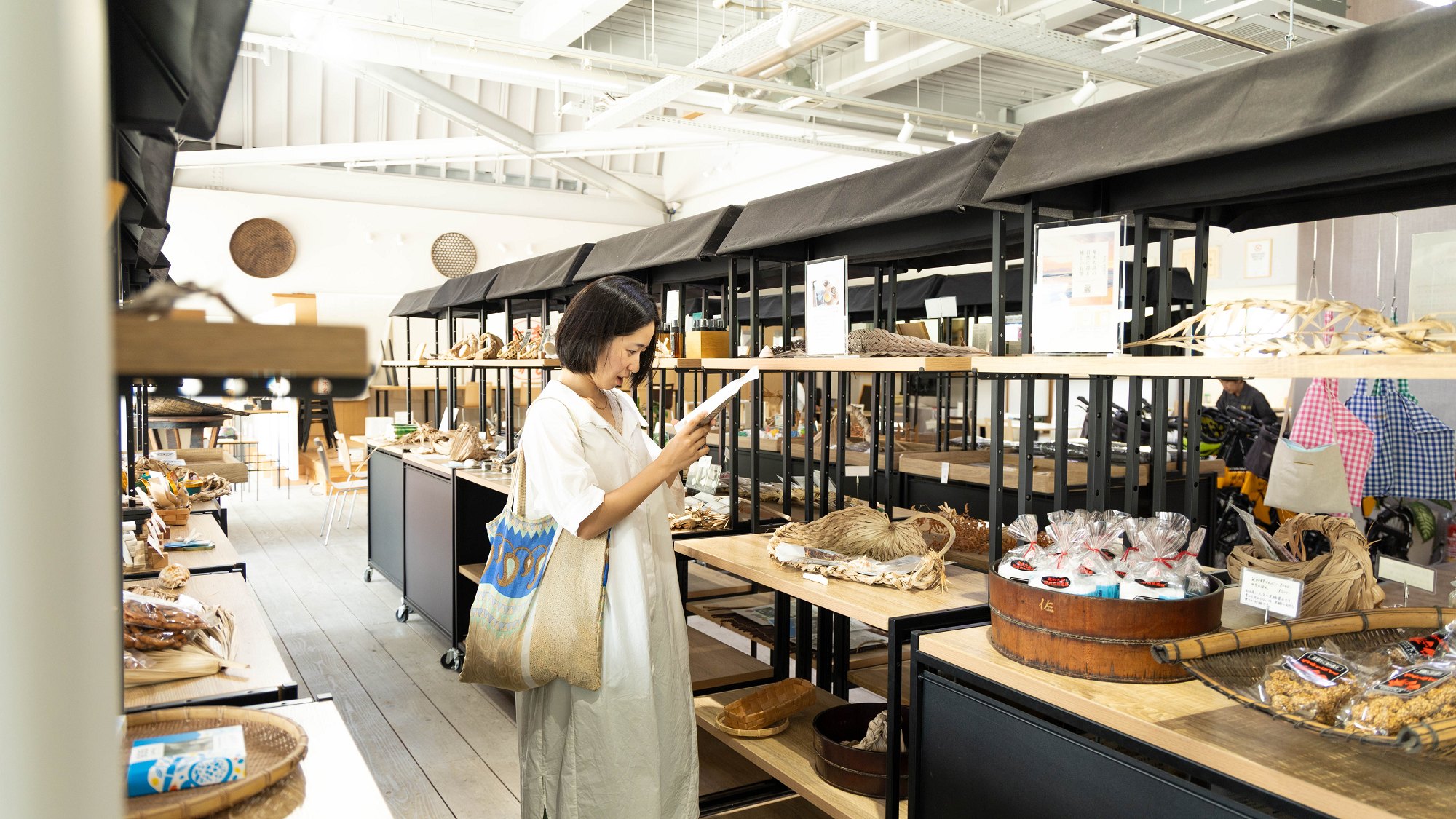 島の伝統工芸品やお土産品を取りそろえた「奄美産マーケット」