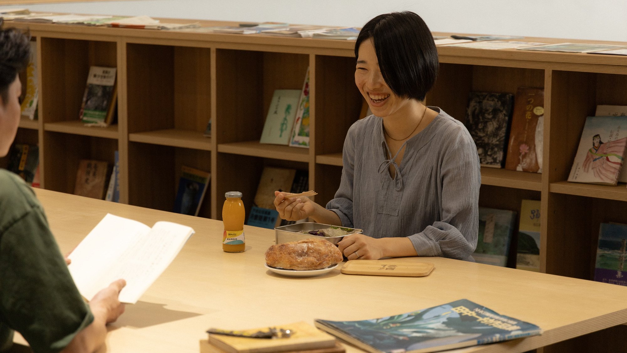 島ならではの本が並ぶ空間で、本を開き、人と出会い、旅が広がる