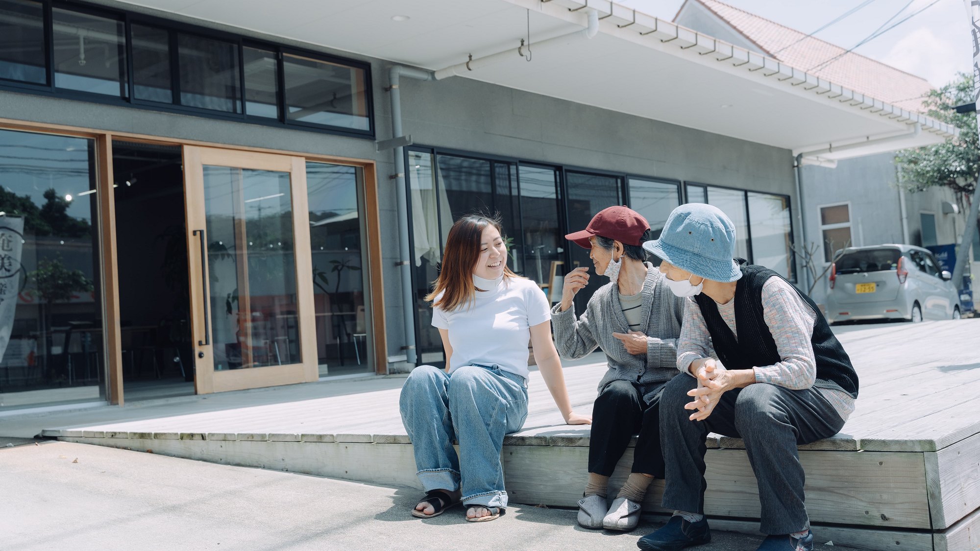 1階のまーぐん広場で、旅人とシマッチュが行き交う