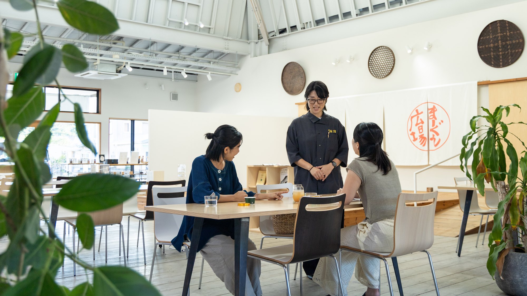 宿泊者も地元の方もみんな一緒（まーぐん）。奄美人の温かさを感じられる特別な空間です。