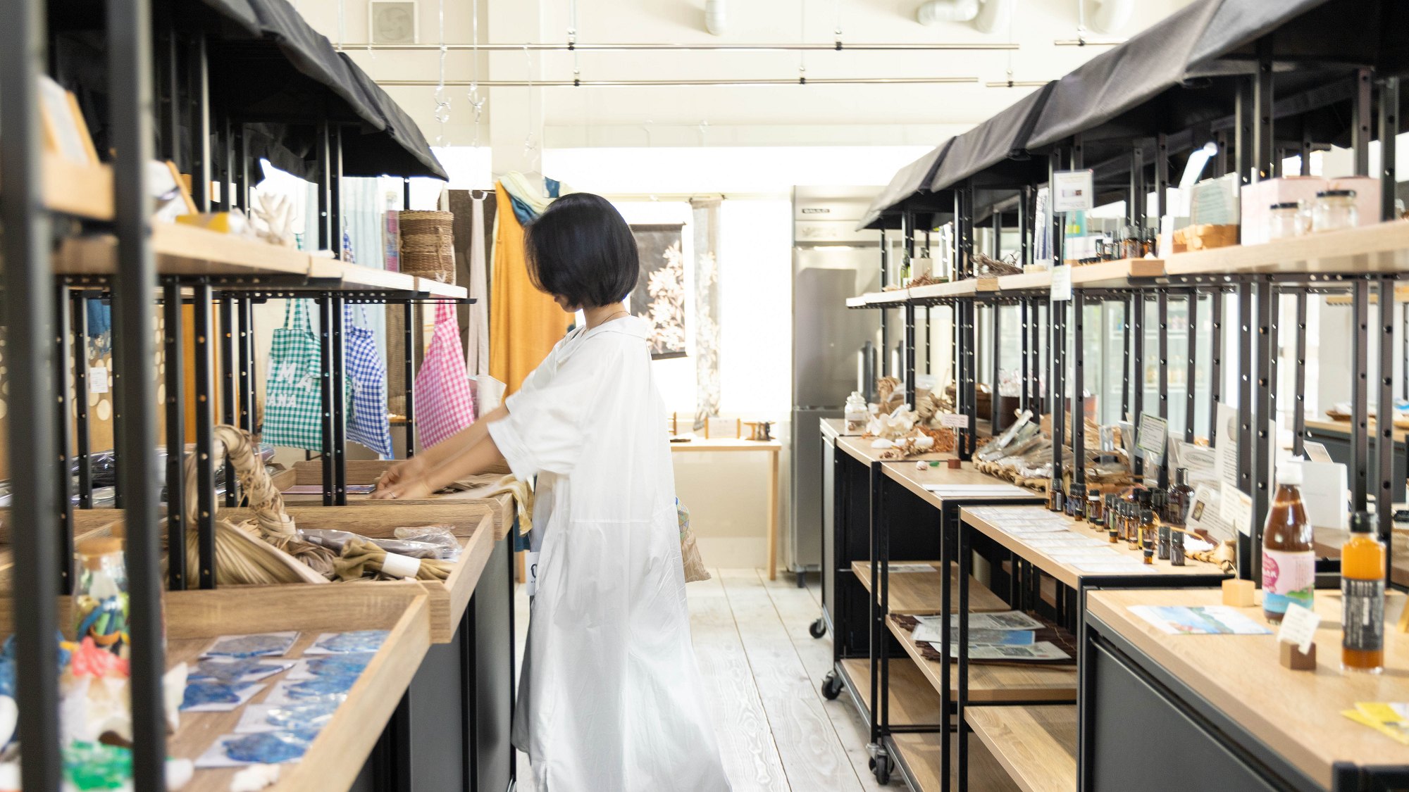 「奄美産マーケット」では島の伝統工芸品などを取りそろえています