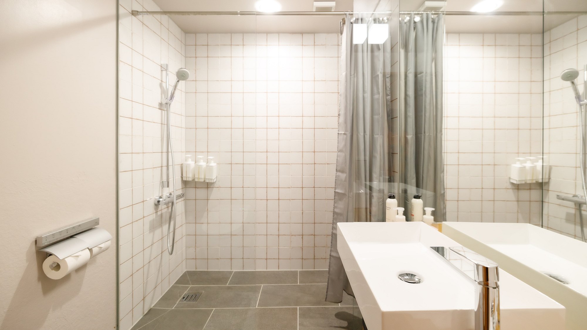 客室はシャワーのみ、歩いて行ける銭湯もまた一興