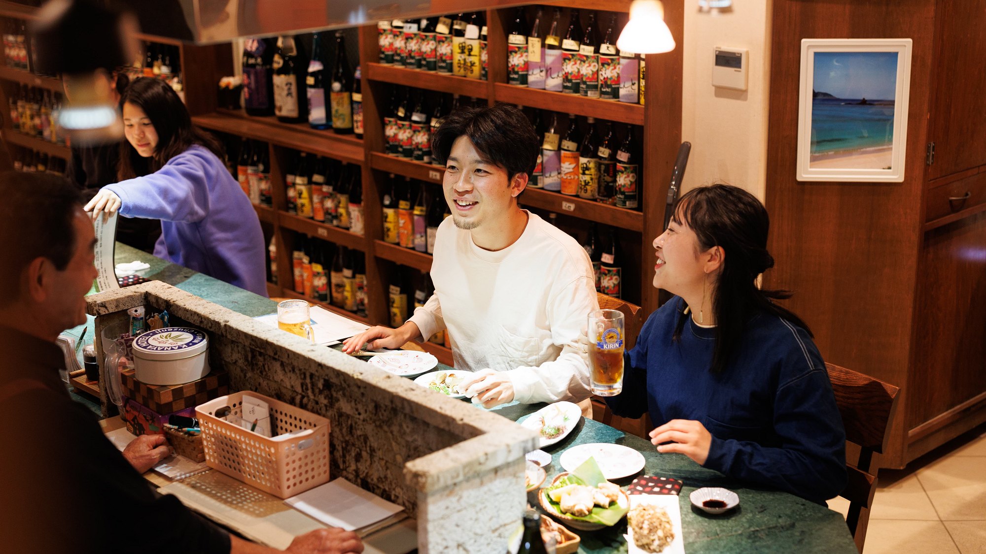 島の居酒屋で出会い、シマッチュとの会話を楽しむ