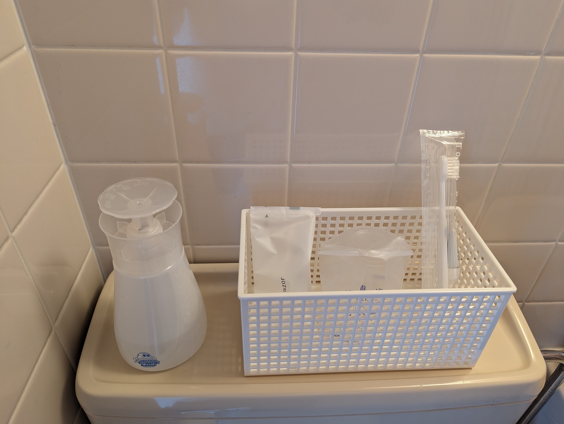 2階洋室のアメニティ(除菌液、使い捨て歯ブラシ、使い捨てカミソリ、使い捨てコップ。)