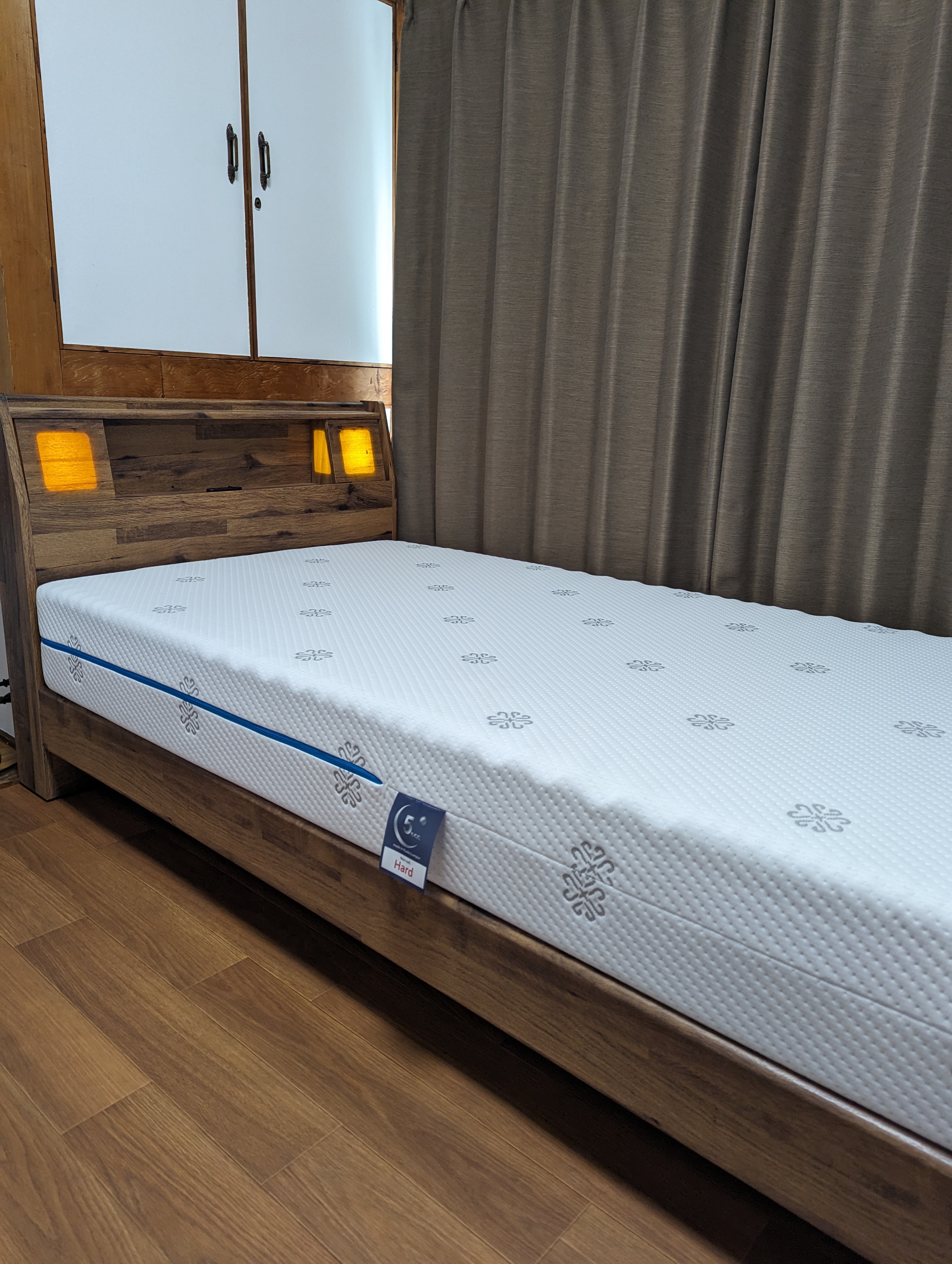 【喫煙】3階洋室　ベッドヘッドにコンセントと棚あり　優しい灯りも灯ります