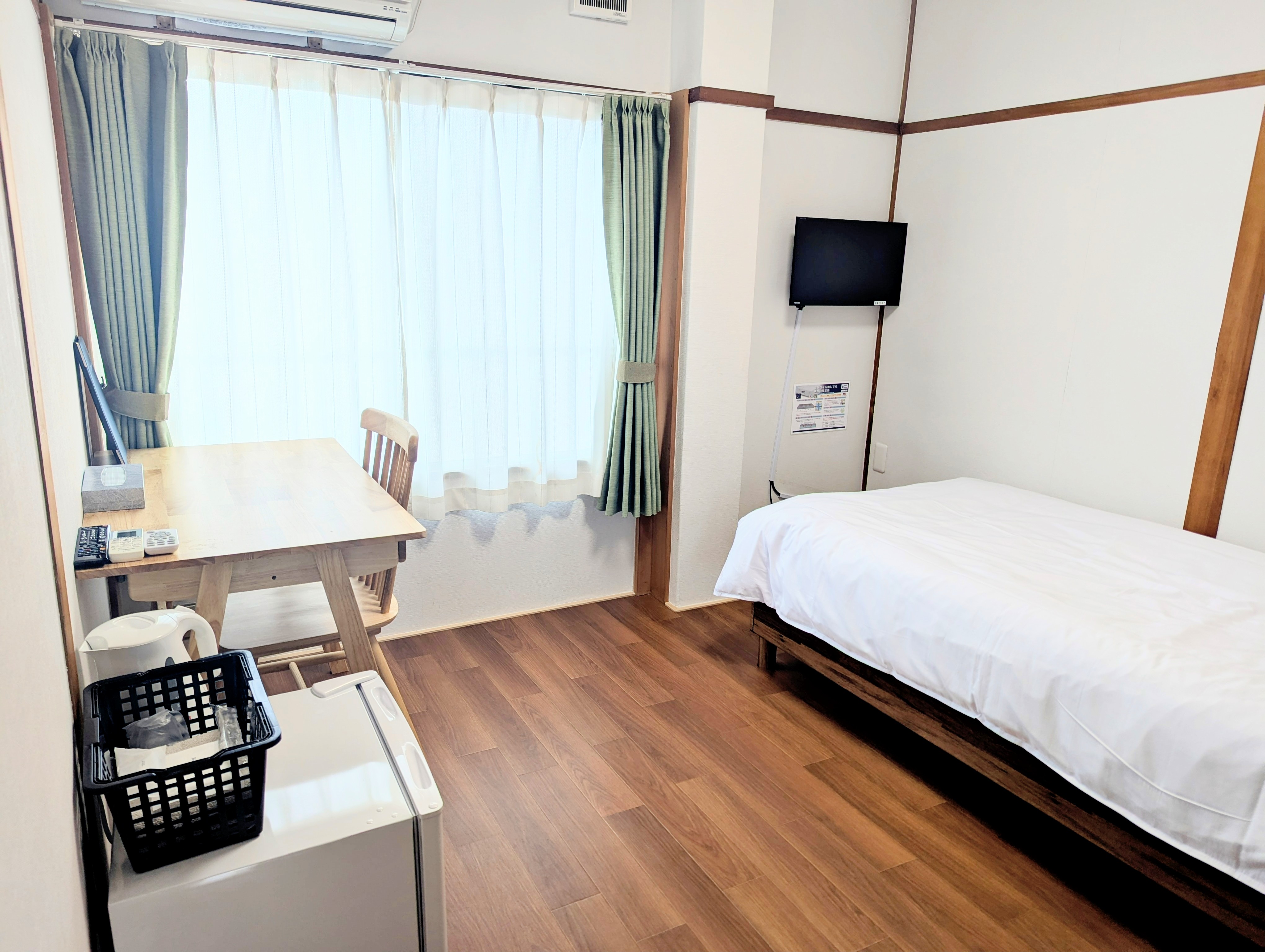 【喫煙】3階洋室 （ 風呂トイレ共同）　令和６年９月にリフォームしました。