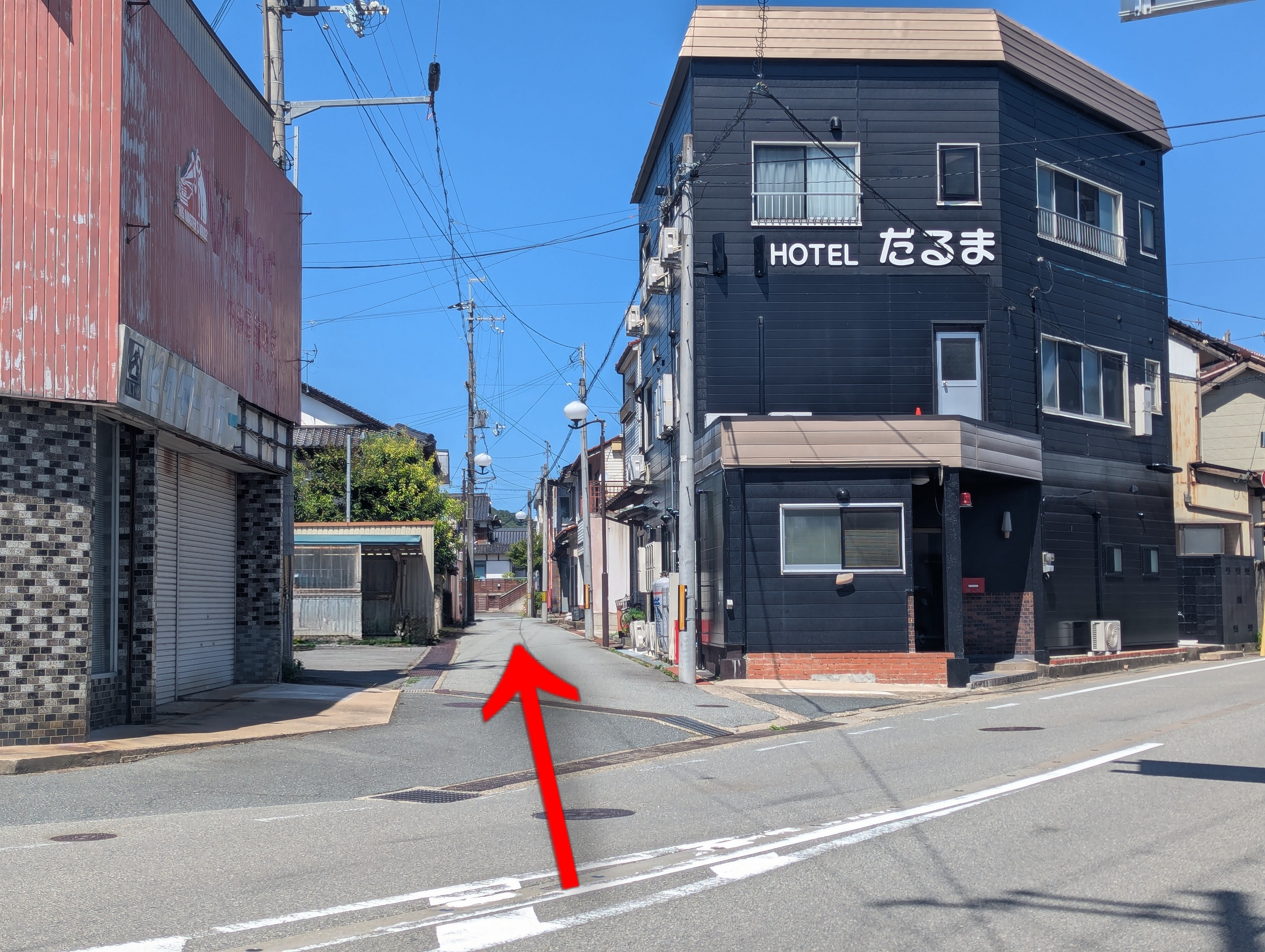 駐車場への道順。国道からだるまの建物沿いに脇道に入ってください。