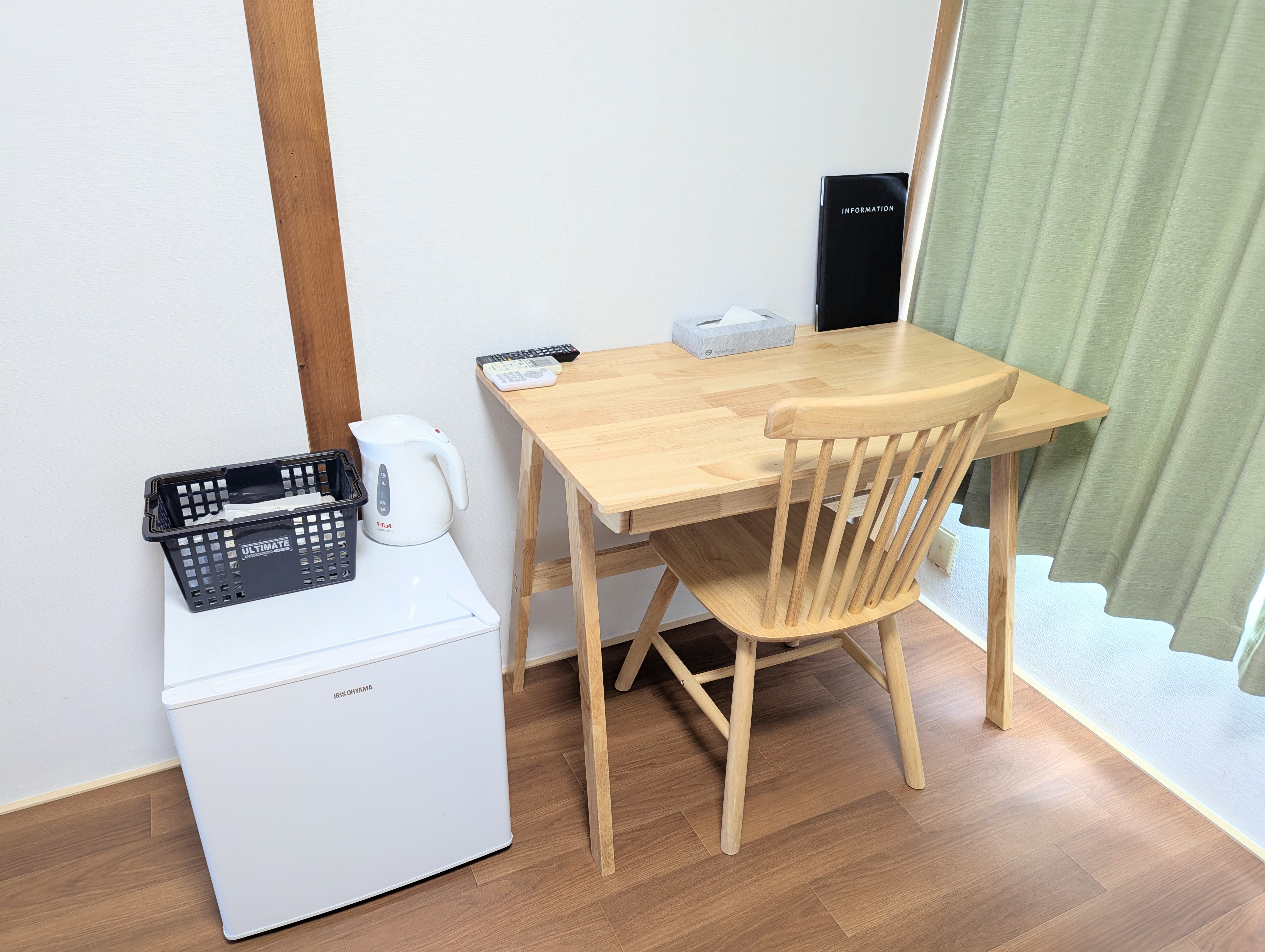 【喫煙】3階洋室、部屋に冷蔵庫、湯沸かしケトルあります。