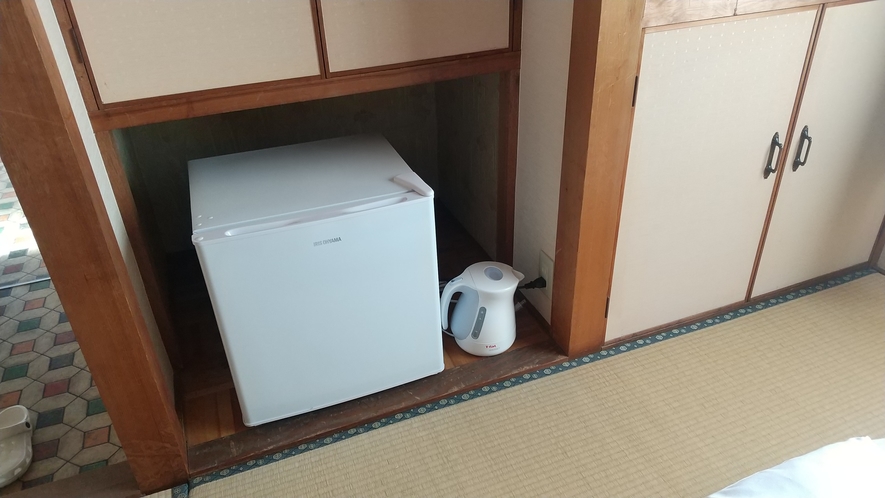 3階和室、全部屋に冷蔵庫と湯沸かしケトルあります。