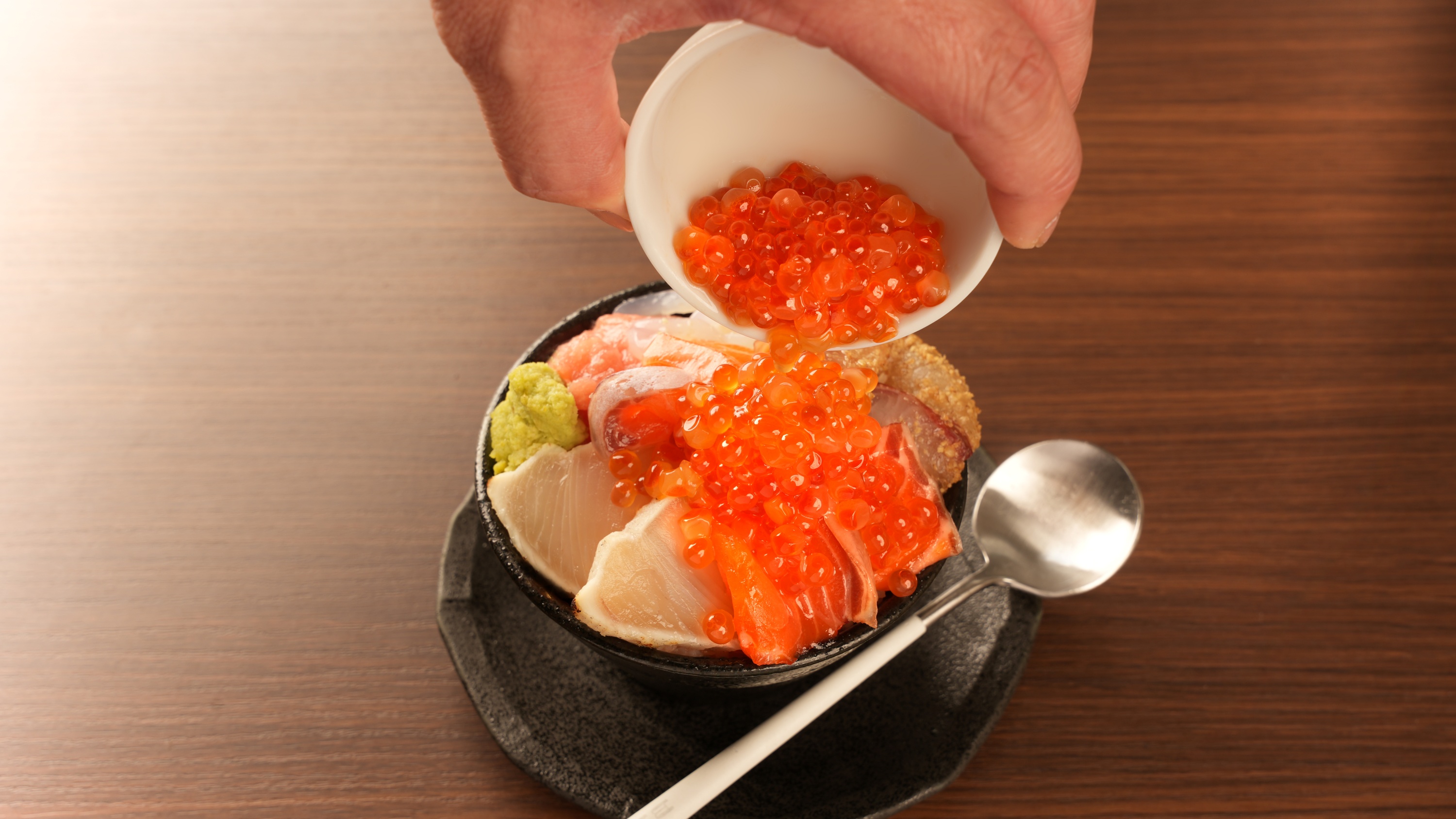【極みこぼれおちる贅沢海鮮丼】