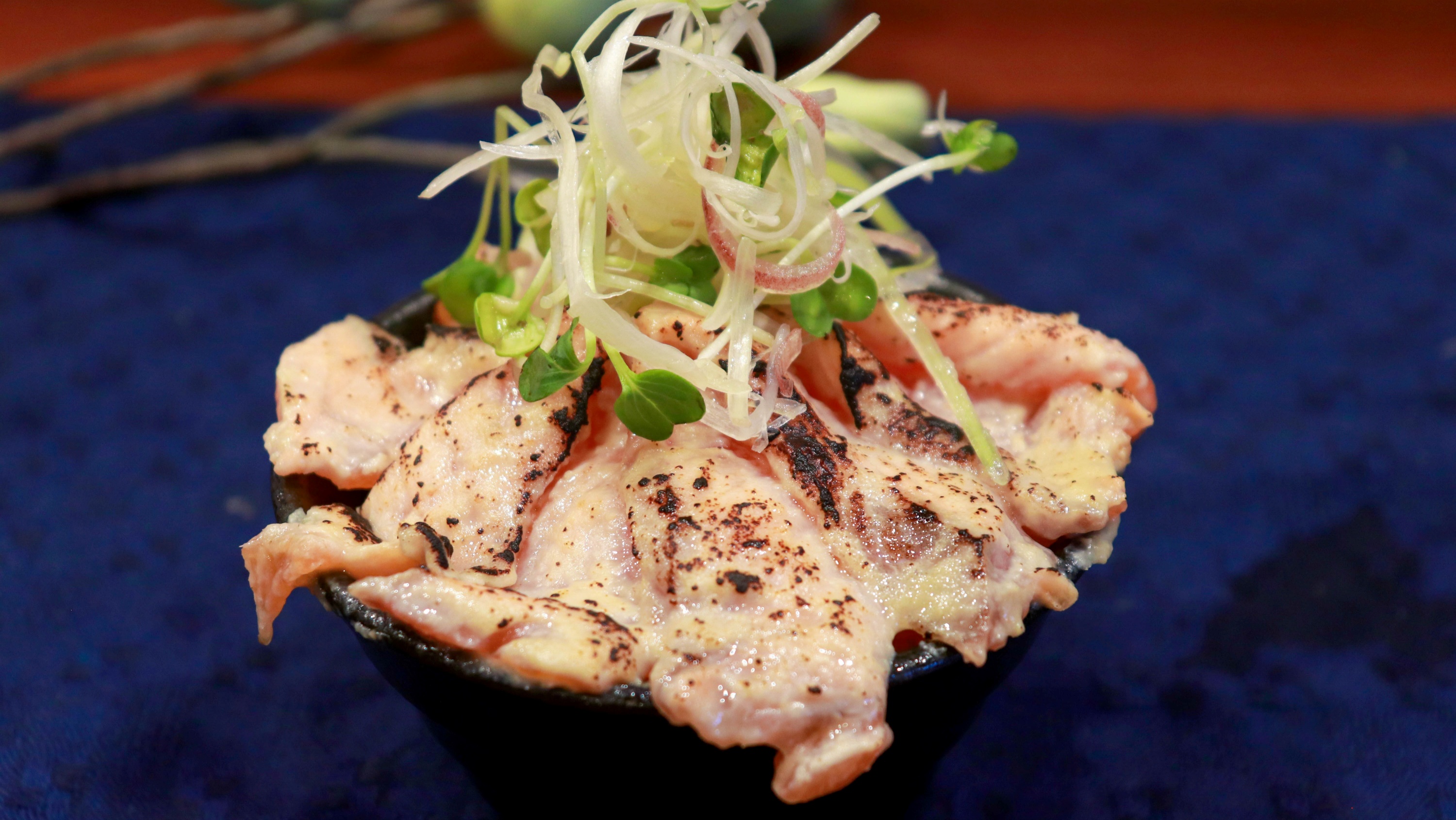 【初夏のBREAKFAST】長浜直送 夏香サーモンの博多味噌炙り丼