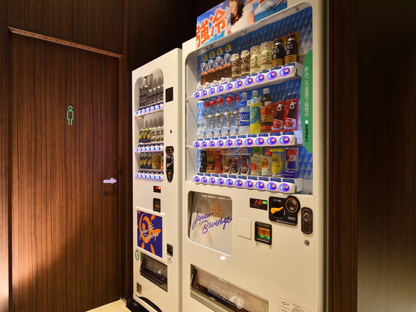 自動販売機　1階にはアルコール、ソフトドリンクの自動販売機がございます。