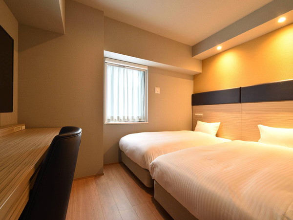 ツインルーム　シモンズ製の110cm幅のベッドが2台のお部屋です。