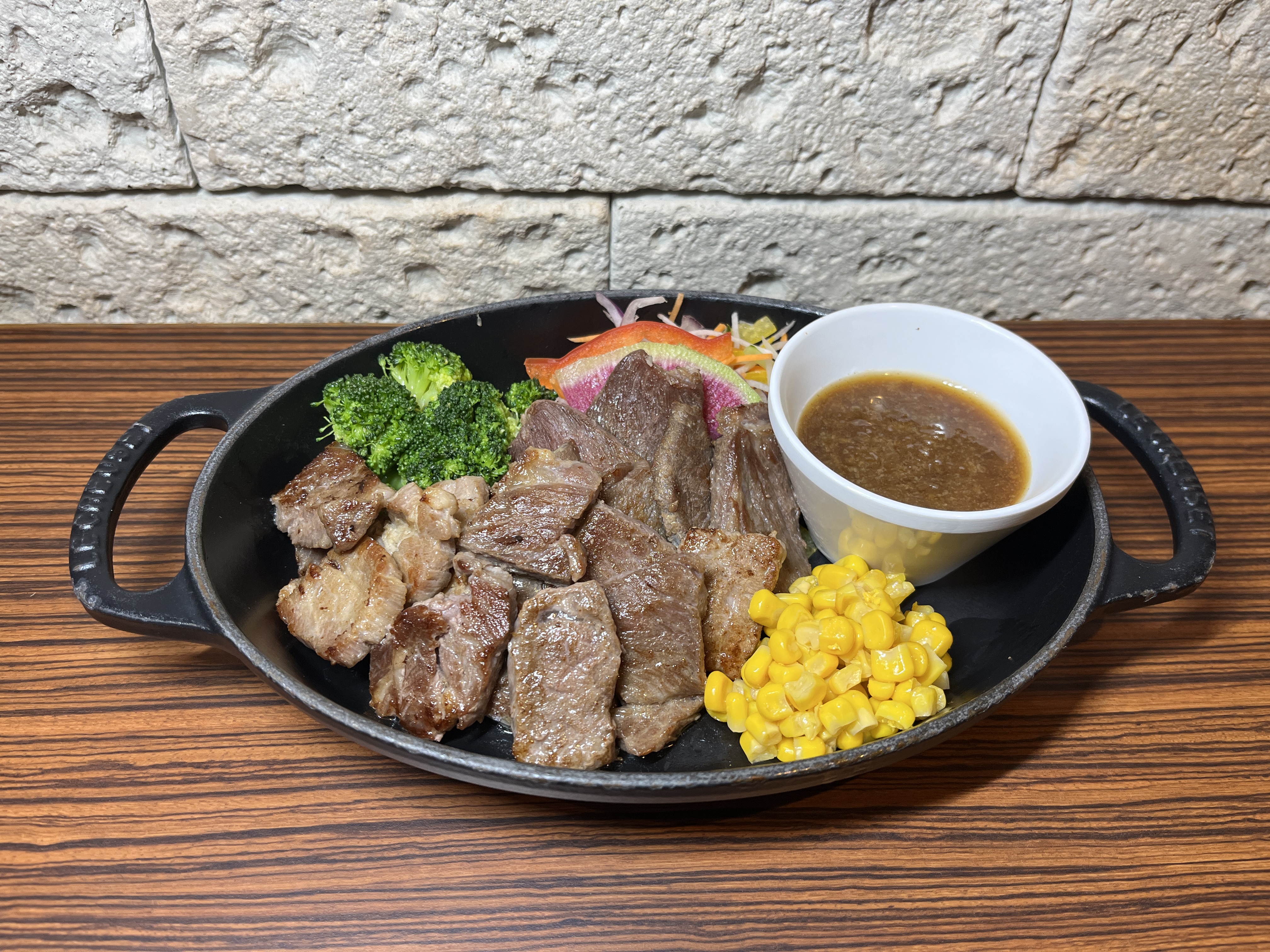 朝食の名物カットステーキ