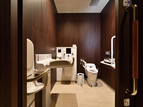 バリアフリートイレ　1階にはバリアフリー専用トイレがございます。