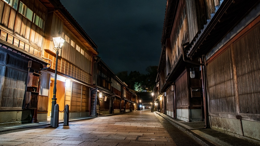 *【ひがし茶屋街】静かな茶屋街に気軽に訪れられるのは当館に宿泊する特権です。