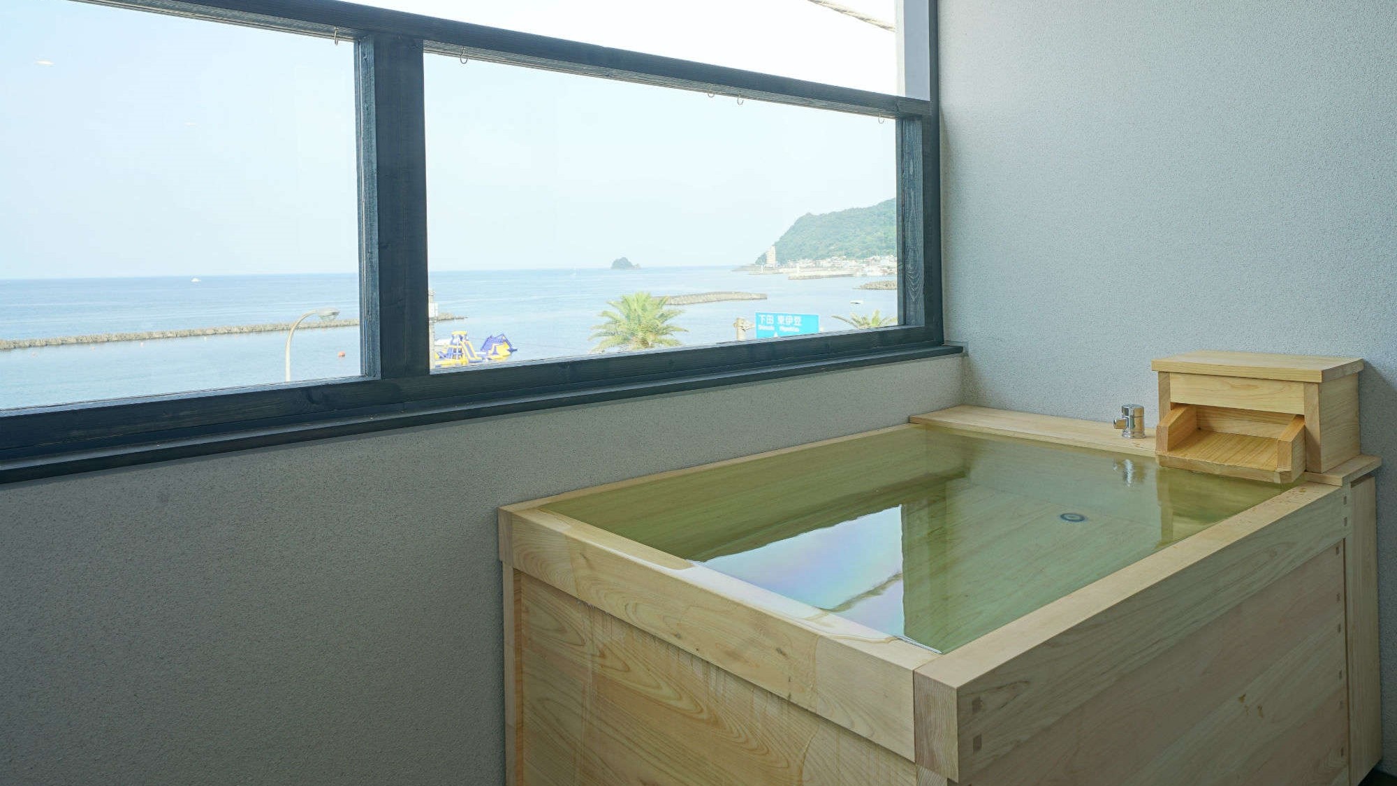  【露天風呂付きオーシャンフロント◇ツイン】檜風呂の温泉は香りも最高です♪