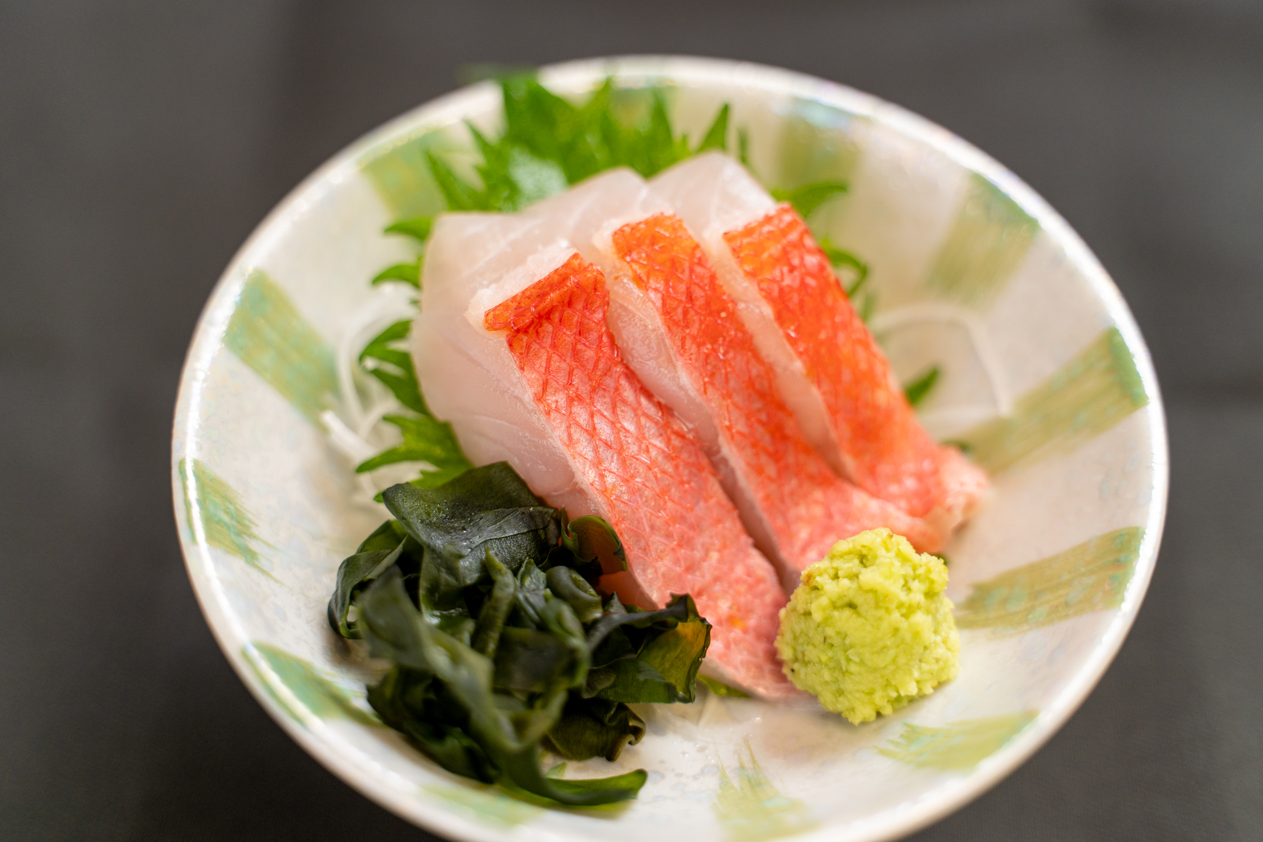 【ご朝食】伊豆名物 金目鯛のお造りをさしみ地醤油にてご堪能いただけます。