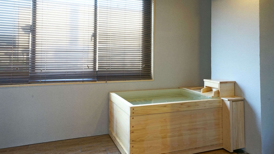 【半露天風呂付ファミリースイート◇2間和洋】客室に設えられた半露天風呂でゆったりとお過ごしください。