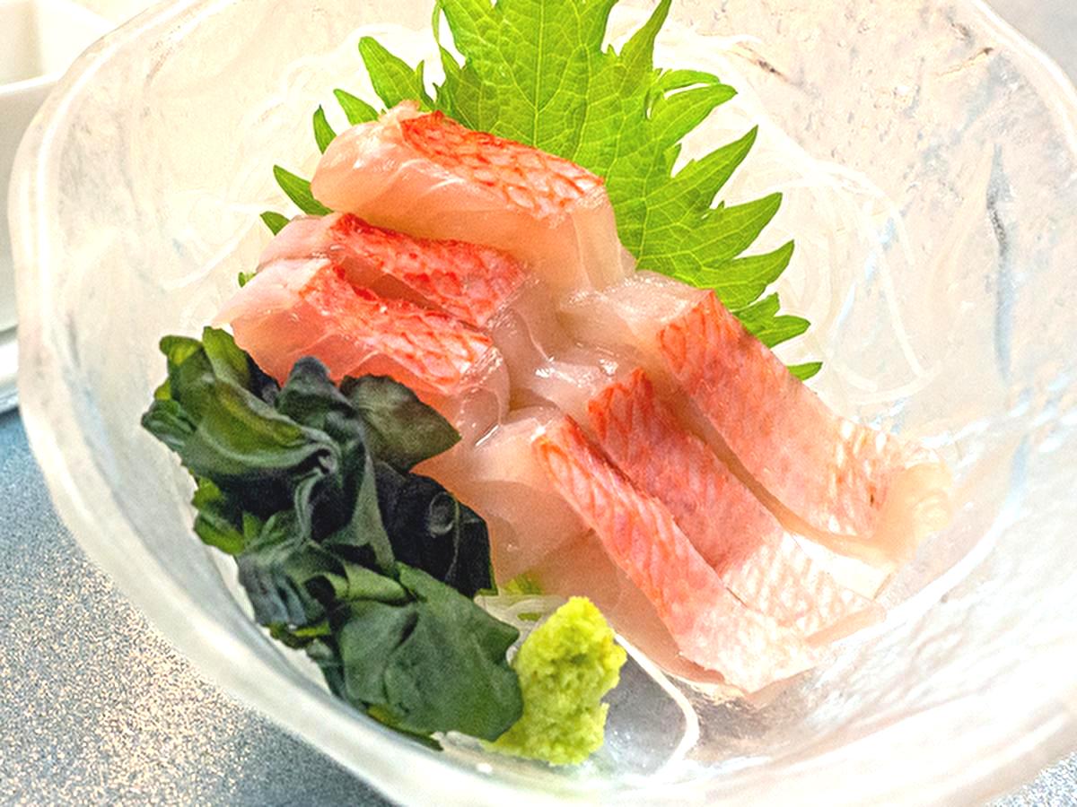 【ご朝食】伊豆名物 金目鯛のお造りをさしみ地醤油にてご堪能いただけます。