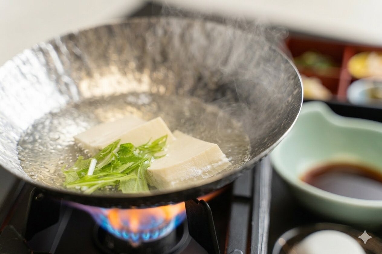 【ご朝食】湯豆腐/そのほか季節の干物と金目鯛のお造りなどを御膳にてお召し上がりいただけます。