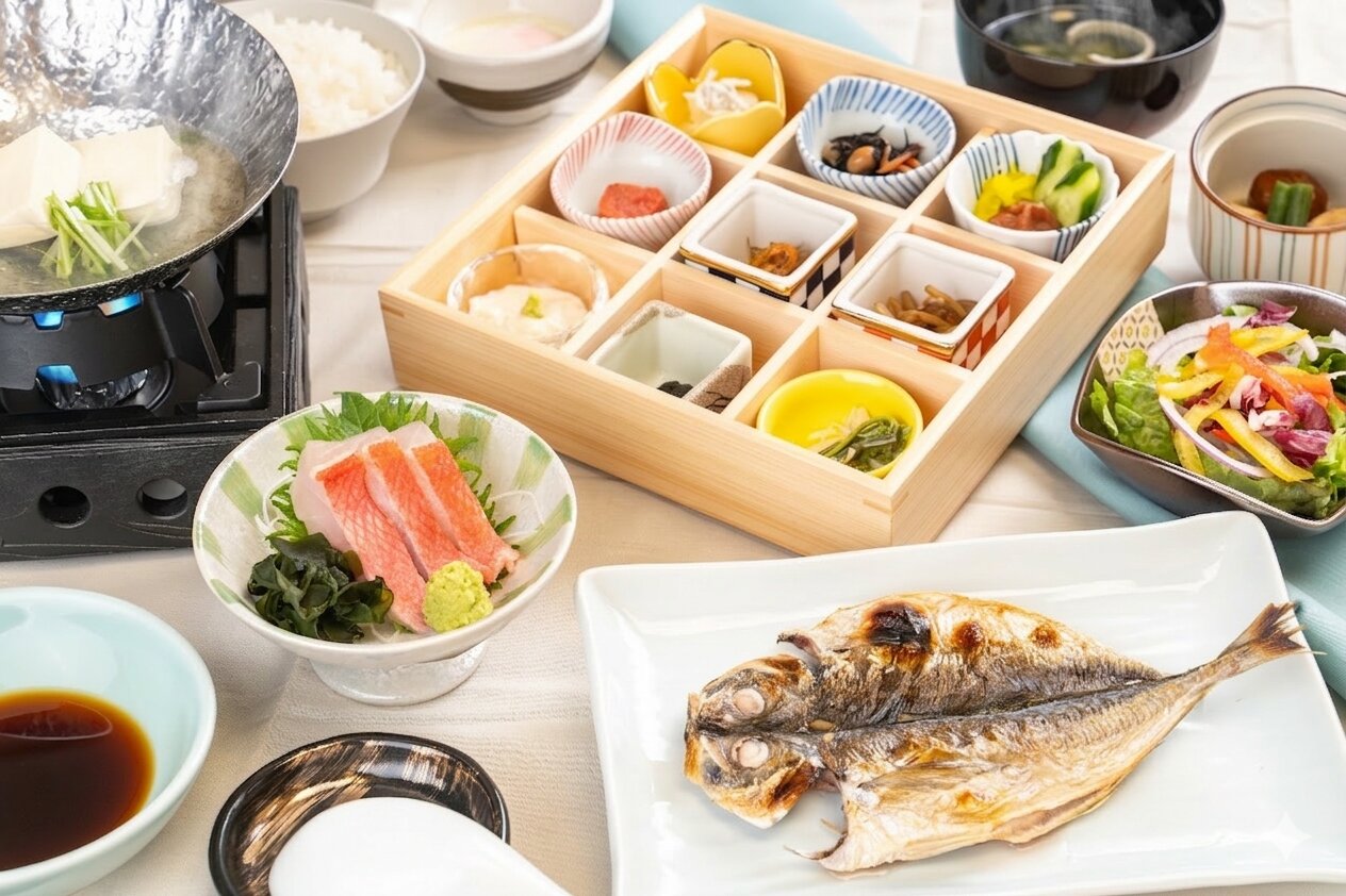 【ご朝食】季節の干物と金目鯛のお造りなどを御膳にてお召し上がりいただけます。