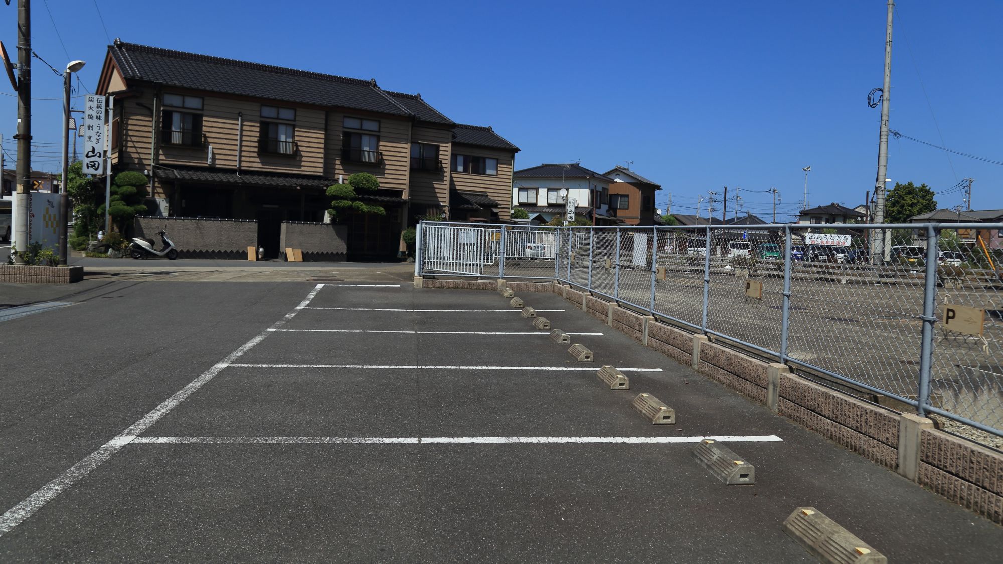 ・【駐車場】専用駐車場を５台完備、予約不要