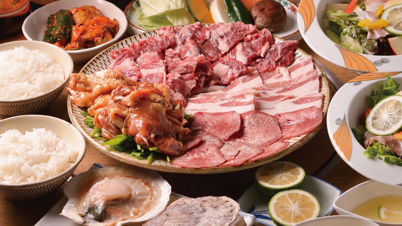 【屋外BBQ＆花火付き】記念日にこそ海辺の夜を。波音と潮風の中で味わう、牛肉＆冠地鶏コース（2食付）