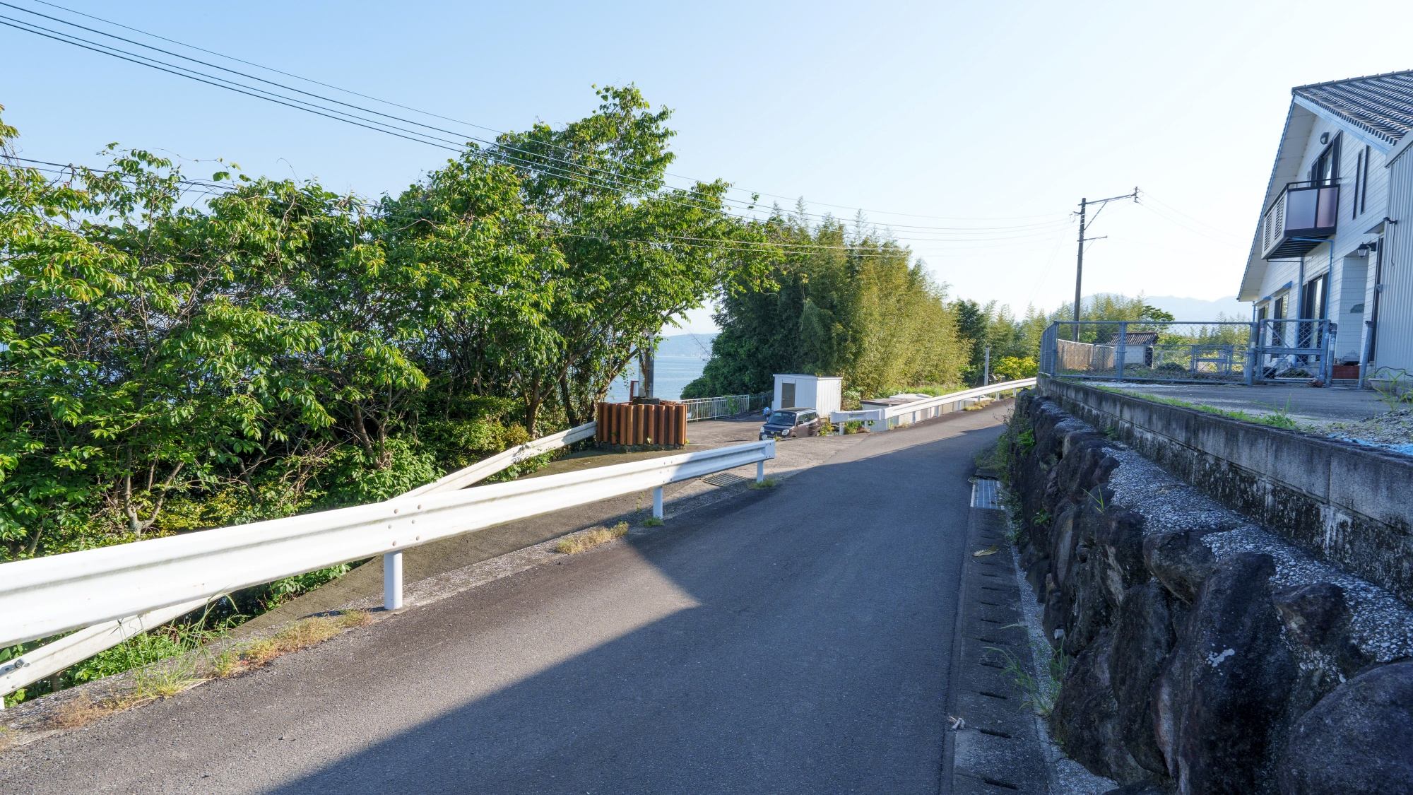 【宿までの道のり④】道を進んでいると、左手前に下り坂が現れます