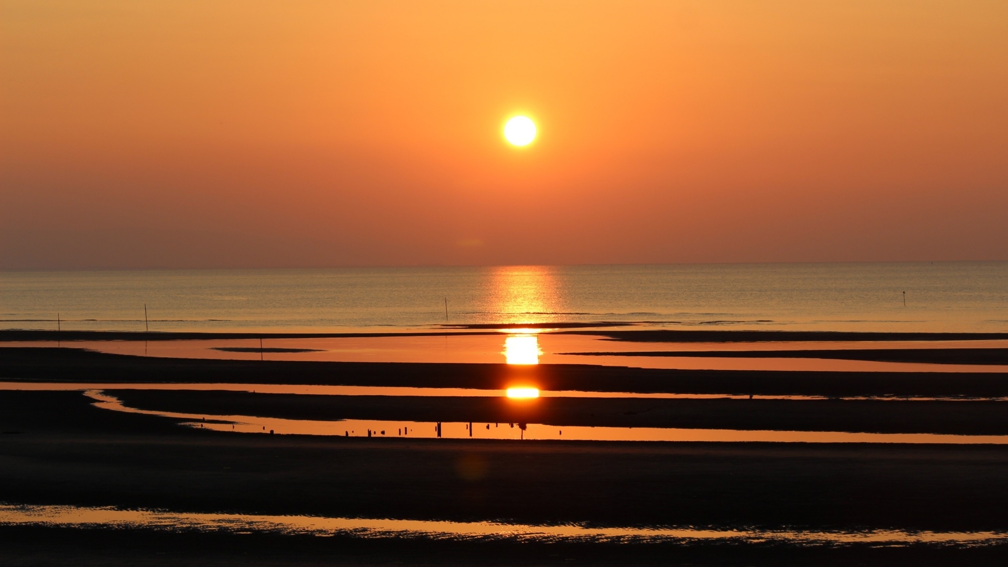 【真玉海岸】水面にキラキラ写るオレンジ色の夕陽は幻想的･･･当館から車で55分
