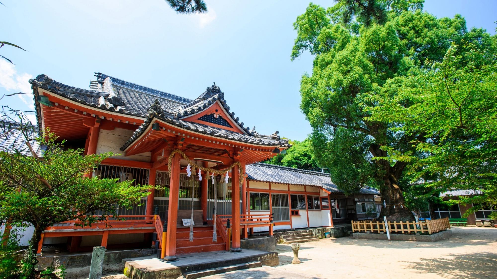 【八幡奈多宮】奈多海岸のほぼ中央に鎮座。ご利益は縁結び・恋愛成就等･･･当館から車で25分