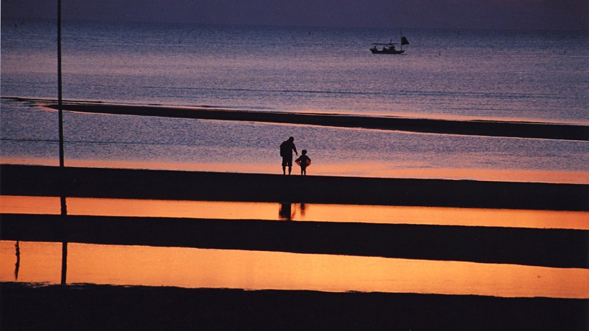【真玉海岸】遠浅の干潟と夕陽の映る黄金の水面が織りなす景色は幻想的･･･当館より車で55分