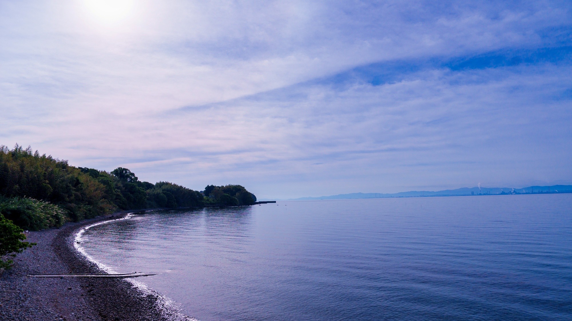 【宿からの景色】澄んだ青空と穏やかな海辺 心がすっと落ち着く景色